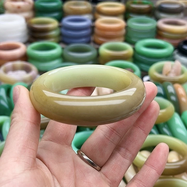 未镶嵌手镯（圆镯）石英质玉