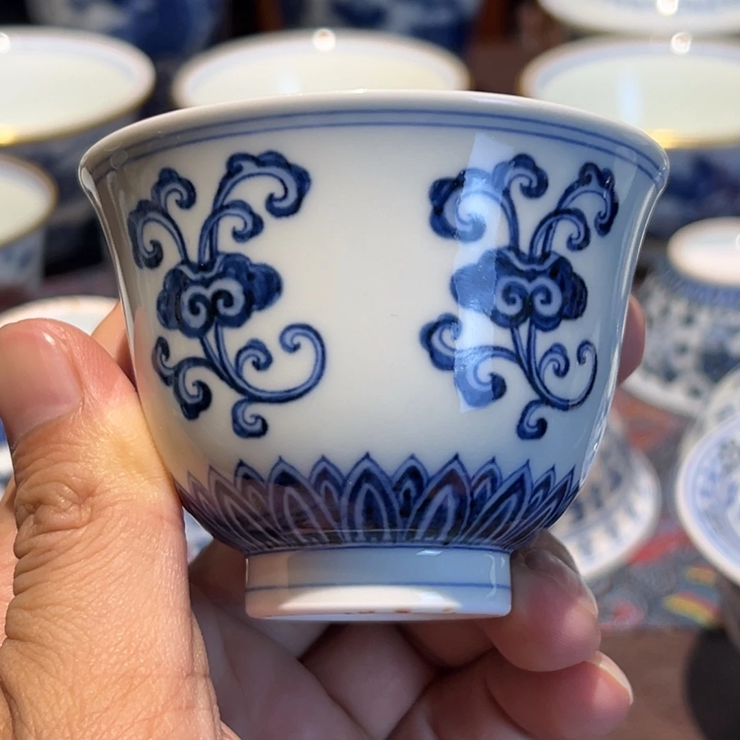 精品青花灵芝纹铃铛杯口径约7.5厘米