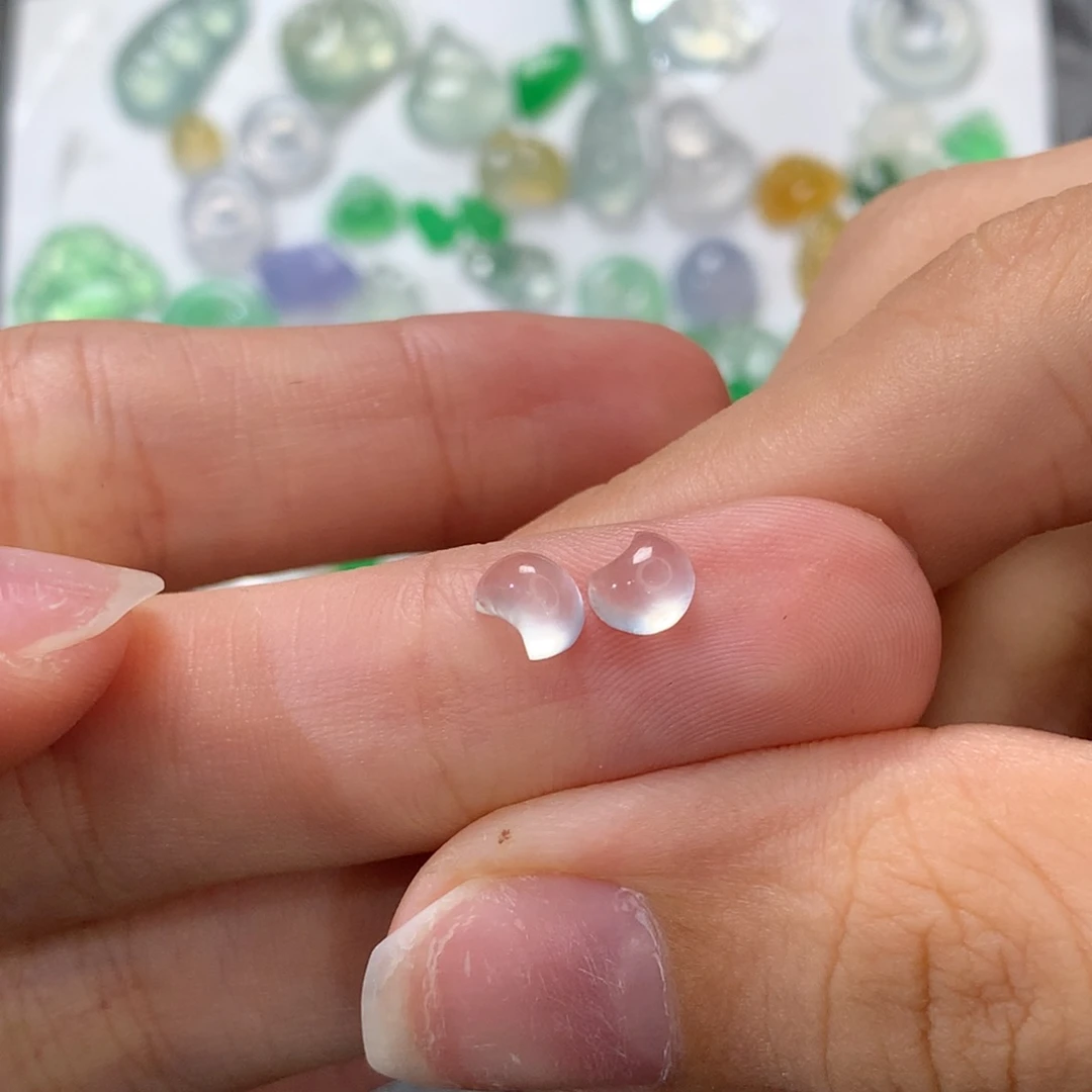 翡翠未镶嵌颈饰月亮一对