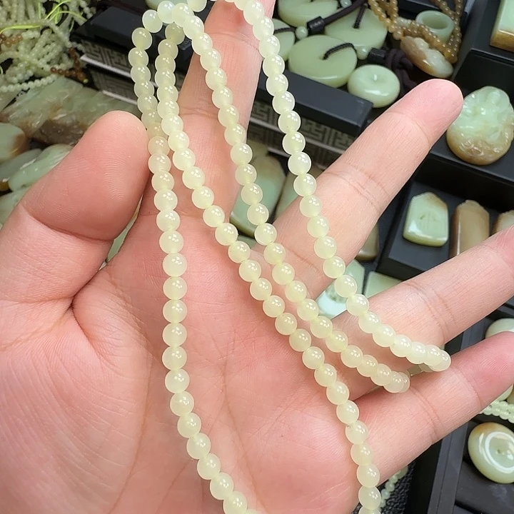 知***曰和田玉未镶嵌颈饰