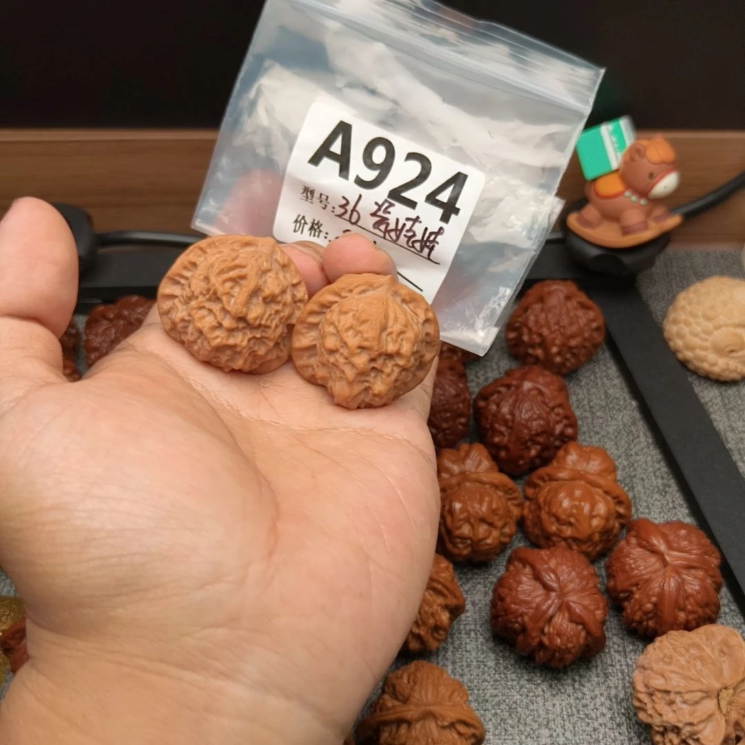 吊坠文玩核桃36瓷娃娃a924