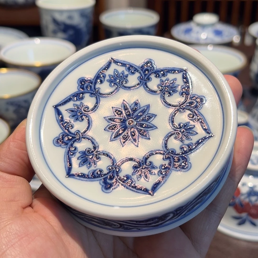 精品青花宝相纹盖置面径约8.2厘米