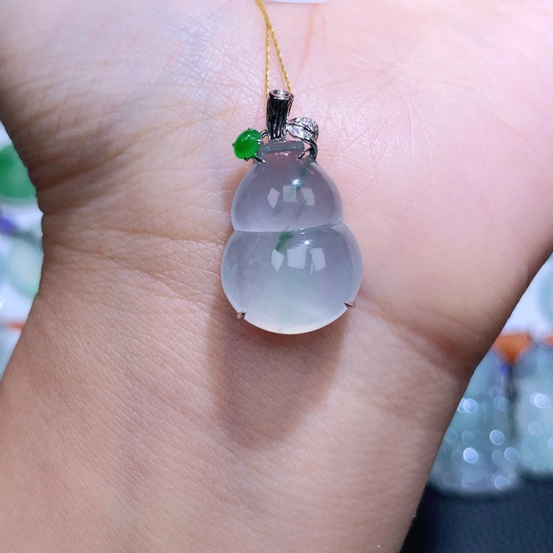 翡翠18K金镶嵌颈饰葫芦