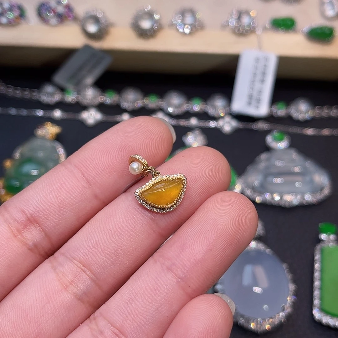 翡翠18K金镶嵌颈饰元宝