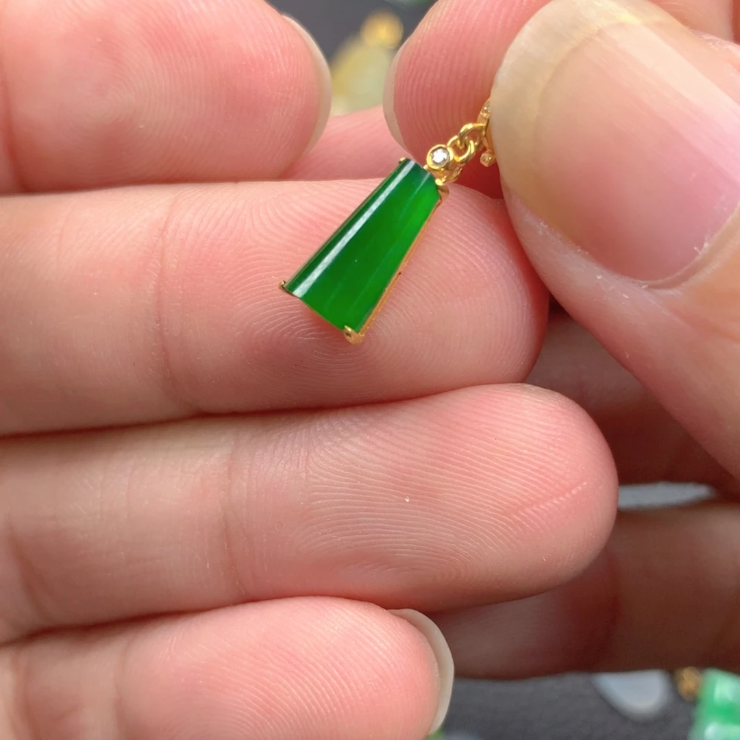【闪购商品】颈饰18K金镶嵌翡翠翡翠