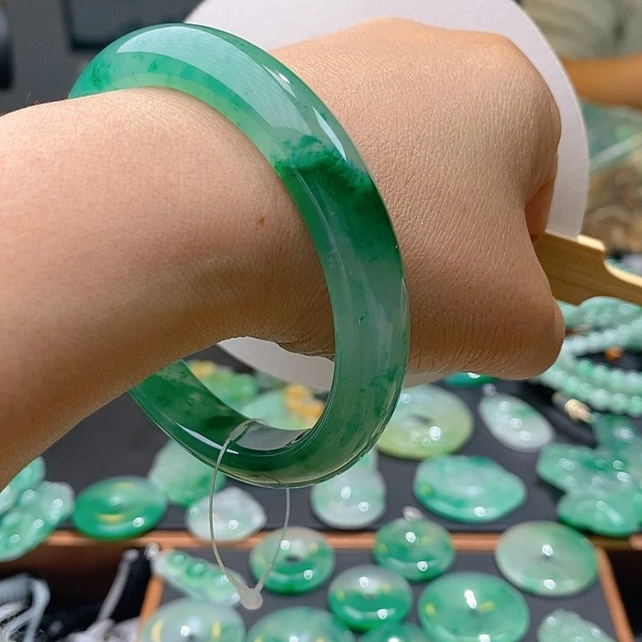 石英质玉60手镯未镶嵌许*娘