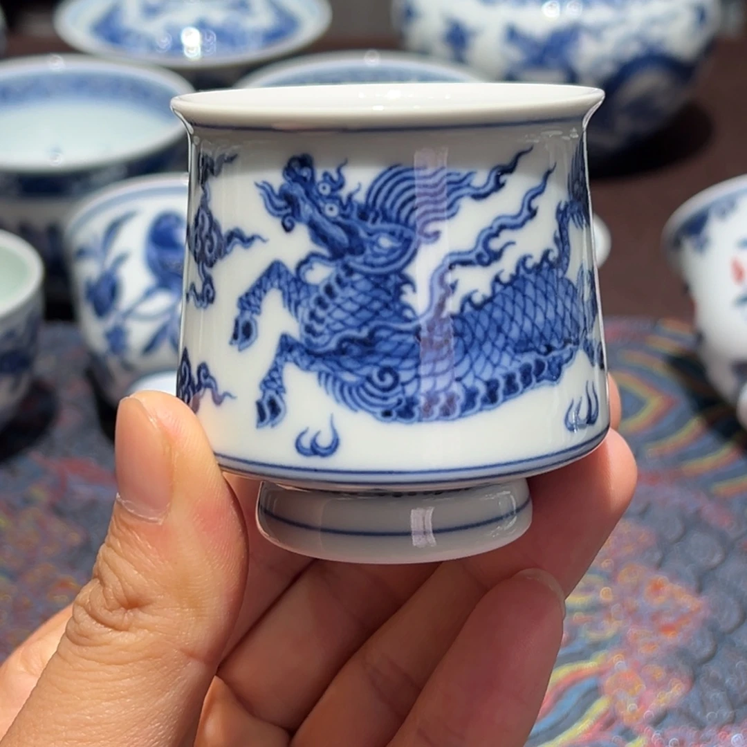 陶精品青花麒麟纹品茗杯口径约5.6厘米