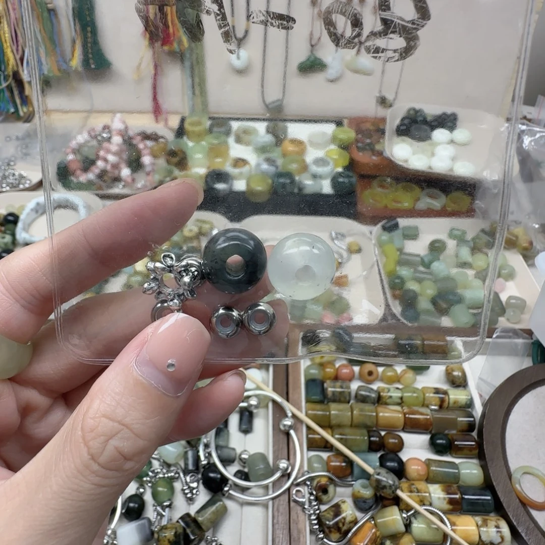 疯****岫玉未镶嵌岫玉戒指搭配