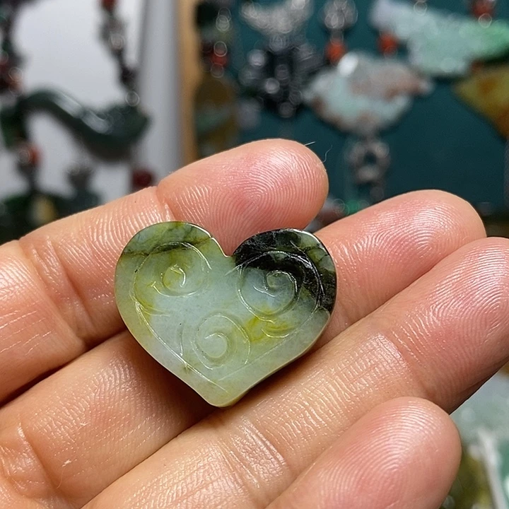 翡翠未镶嵌吊坠(赠链)