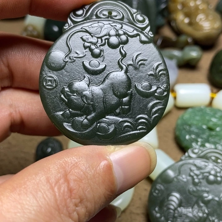 和田玉未镶嵌颈饰