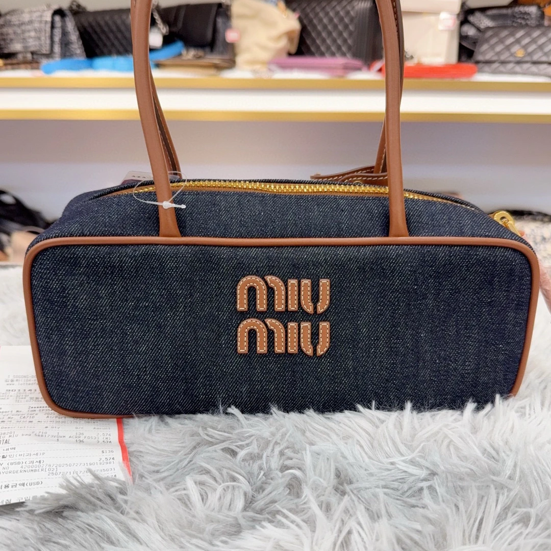 99新 MIU MIU/缪缪 缪缪牛仔蓝配棕色皮长手柄保龄球包
