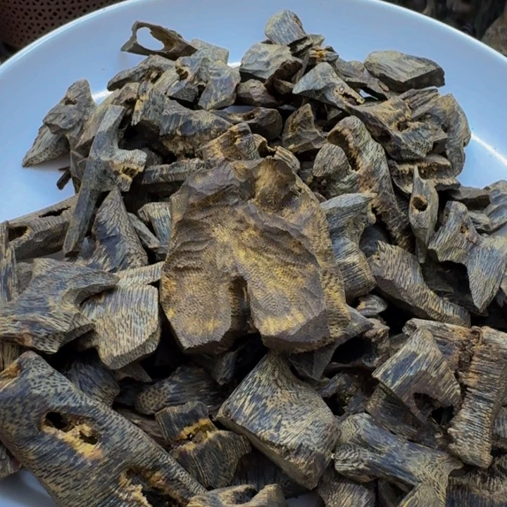 沉香碎屑沉香如*绿奇楠包头料7.3克