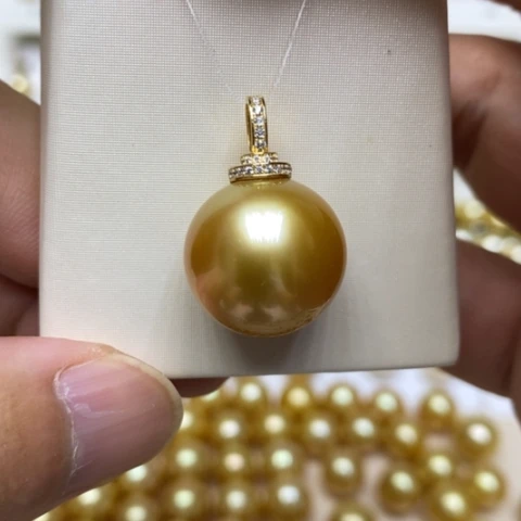 18K金镶嵌海水珍珠颈饰