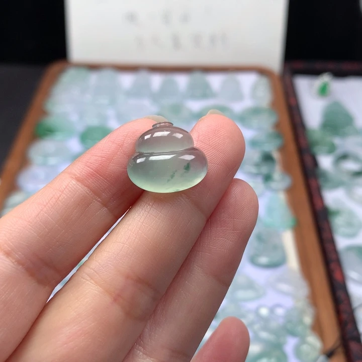 颈饰未镶嵌翡翠冰种晴底飘花葫芦