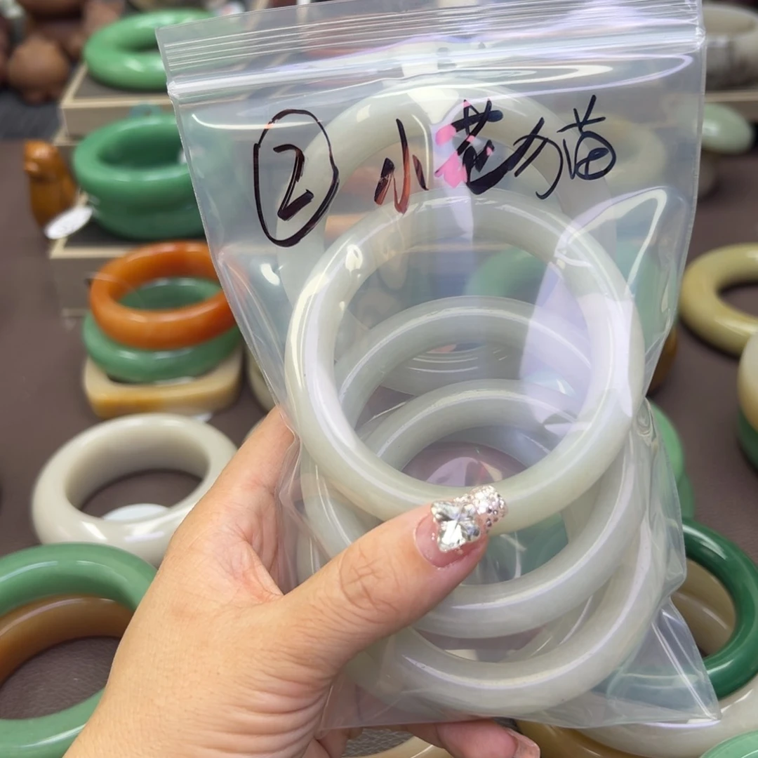 石英岩玉手镯未镶嵌?**猫