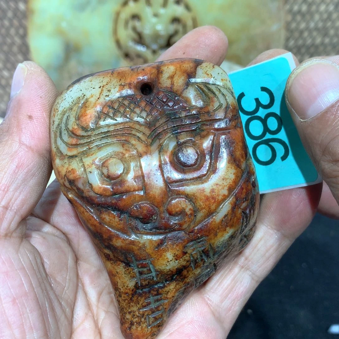 透闪石-蛇纹石玉未镶嵌颈饰