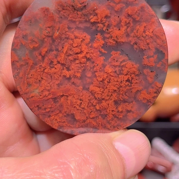 玉桂林鸡血玉手玩件