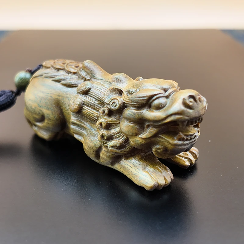 绿檀木雕刻貔貅手持把玩件汽车吊坠招财神兽挂饰文玩男女适用
