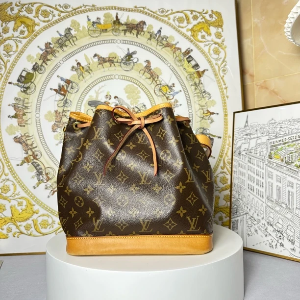 95新 LouisVuitton/路易威登 何为奢侈/ 抽绳水桶 中号 /KX7130