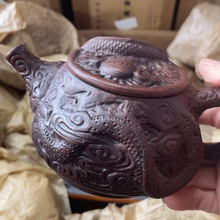 紫砂茶壶矿泥料，手工制作的一把紫砂壶。