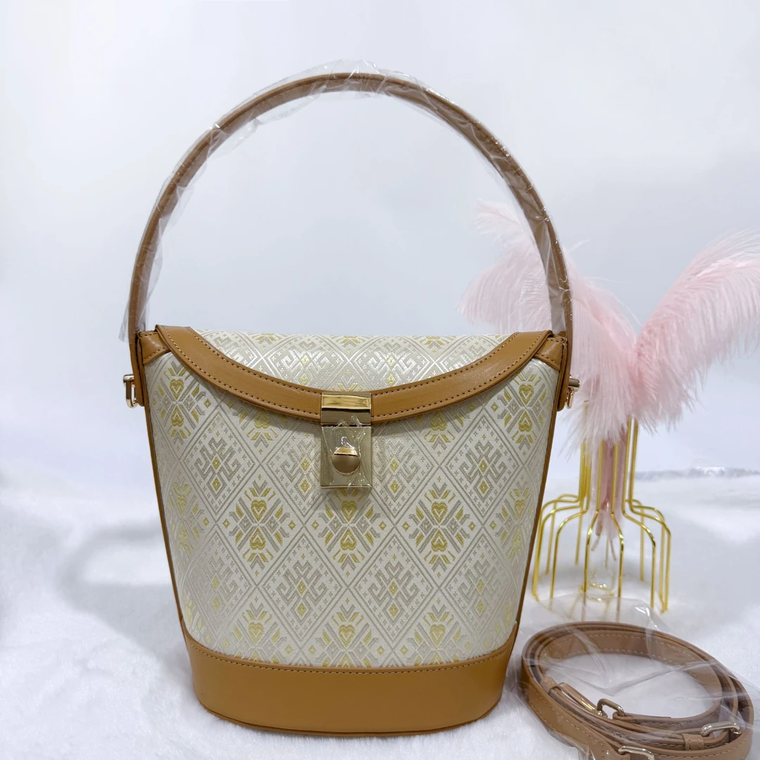 广西壮锦水桶包新款高级洋气手提斜跨大容量民族风