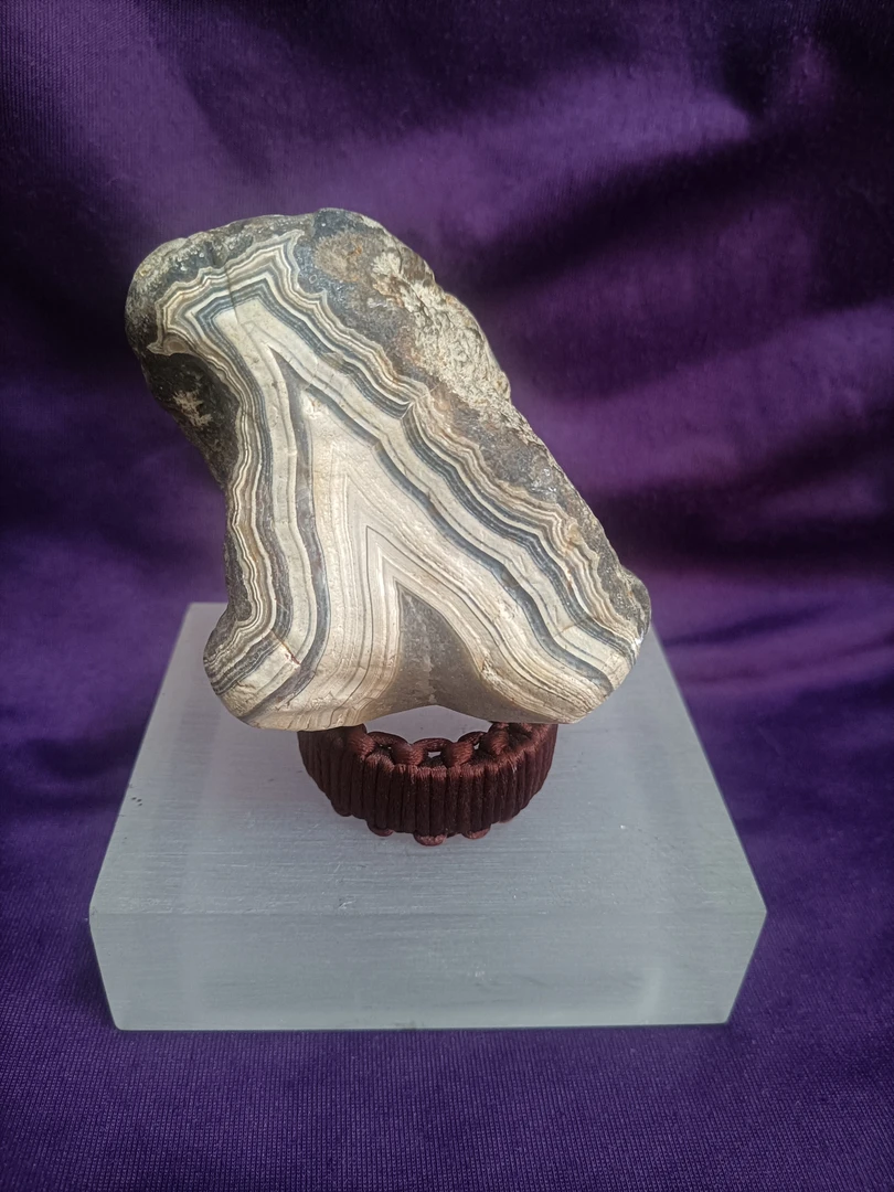 南流江玉，产地广西北海合浦县南流江，入，y，两个字体石。