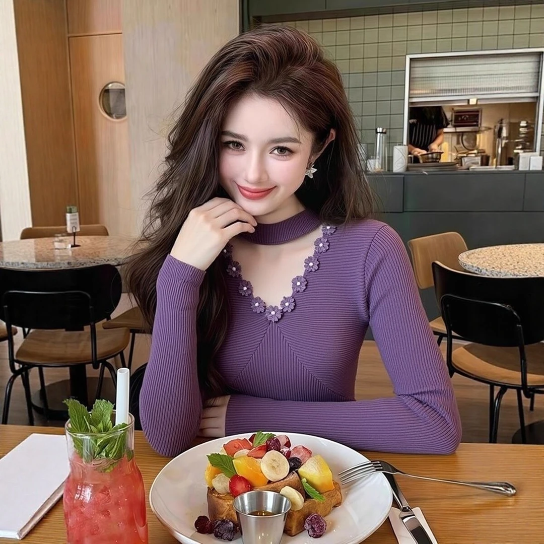 御姐轻熟风绝美设计感修身打底衫高级感紫色挂脖花朵针织毛衣女冬