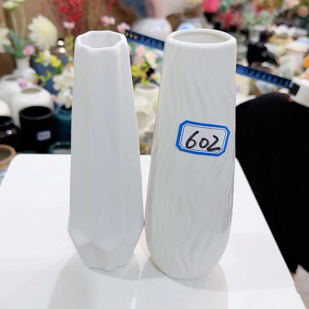 602号一对小花瓶高20厘米微瑕