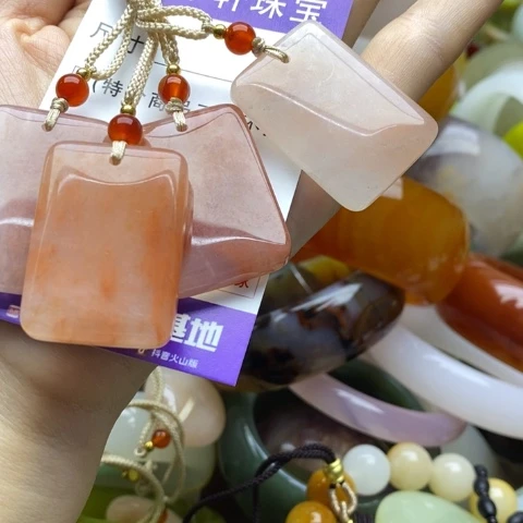 颈饰未镶嵌石英质玉