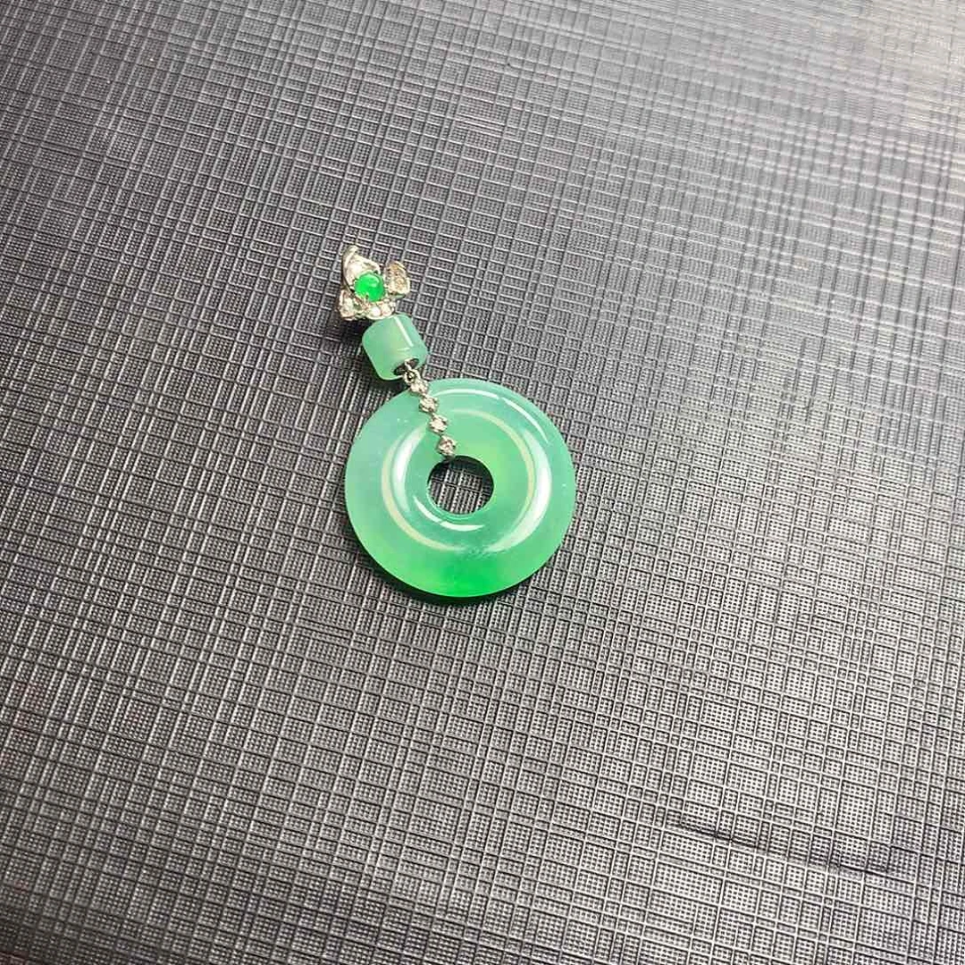 翡翠颈饰18K金镶嵌翡翠