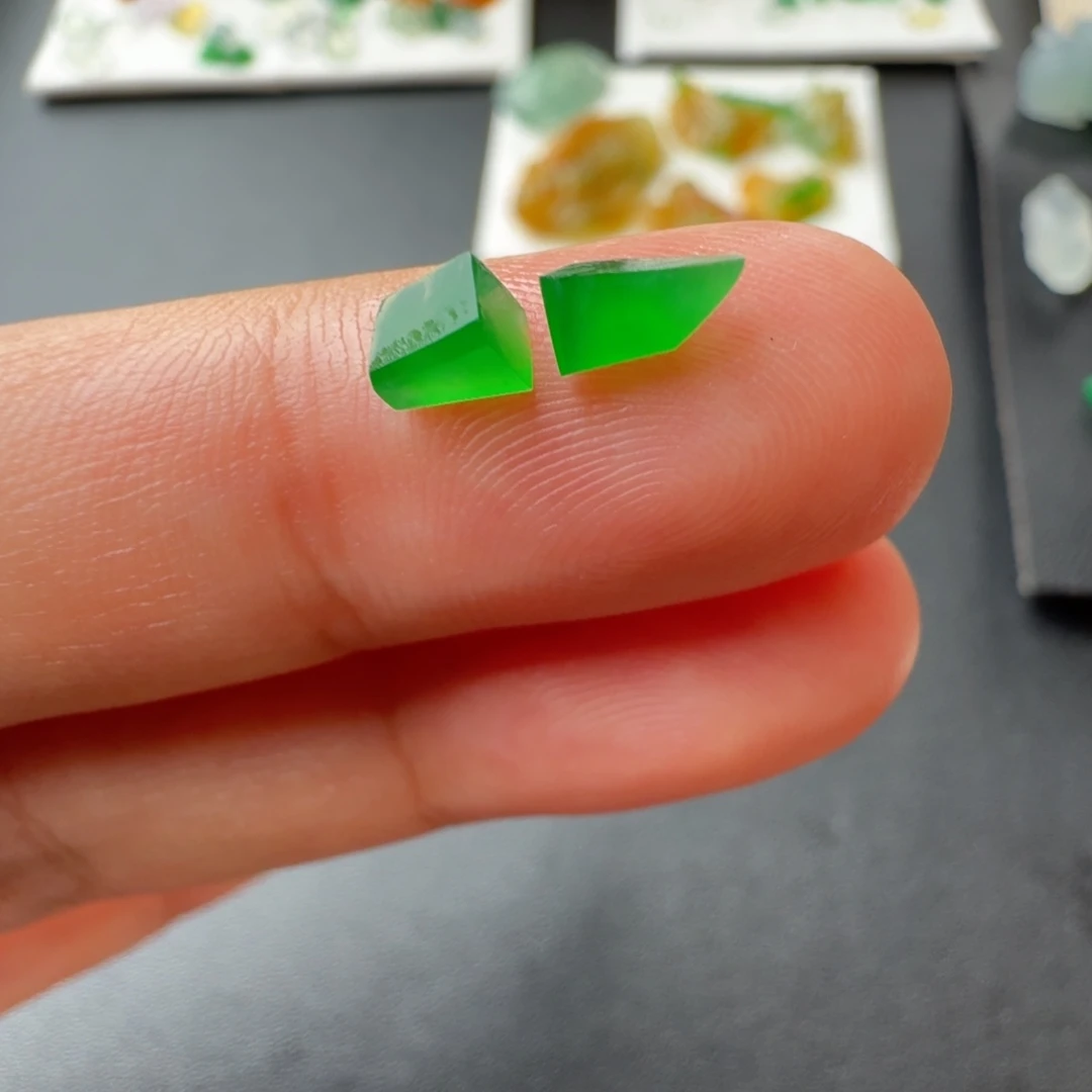 玩***起定制翡翠未镶嵌冰种阳绿随行两颗