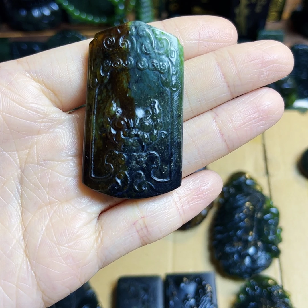 蛇纹石玉未镶嵌颈饰