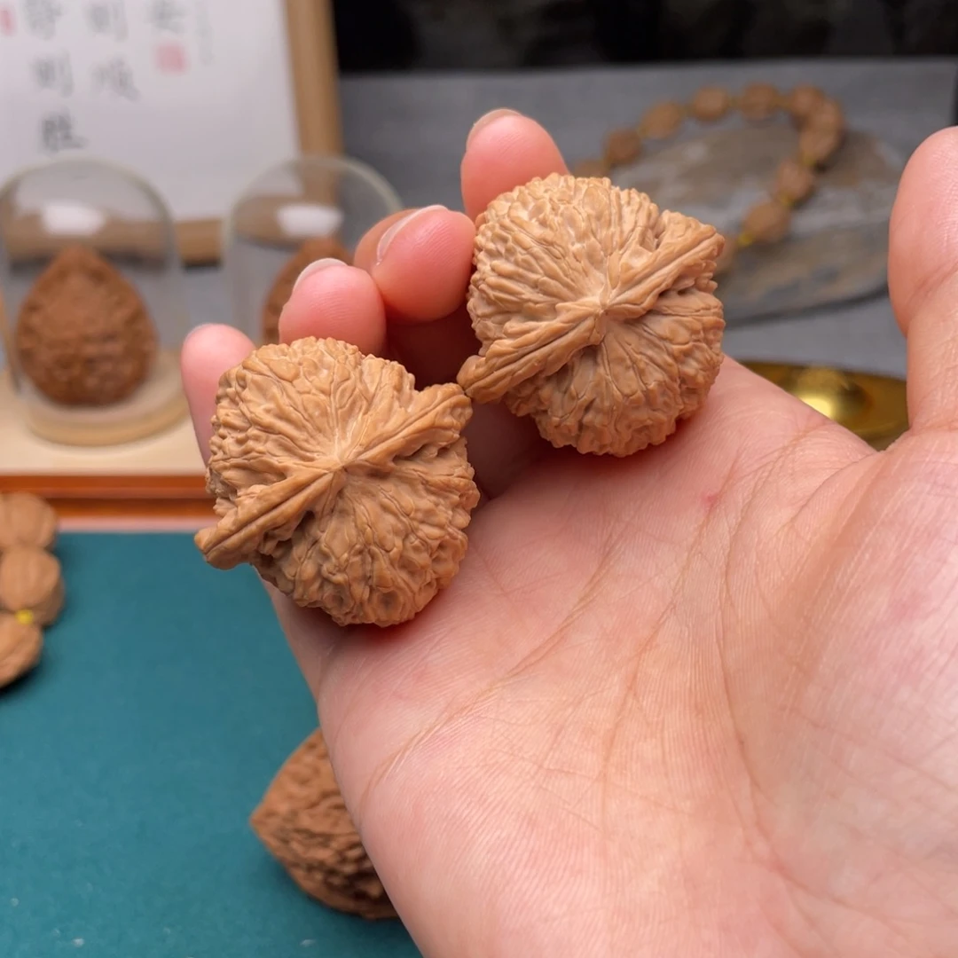 文玩核桃吊坠白狮子
