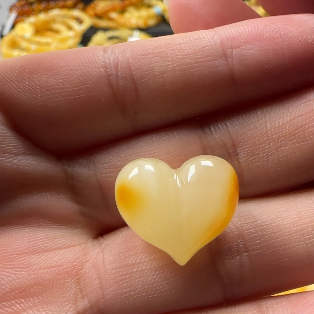 蜜蜡颈饰未镶嵌蜜蜡俏色屁桃（打孔备注不退换）