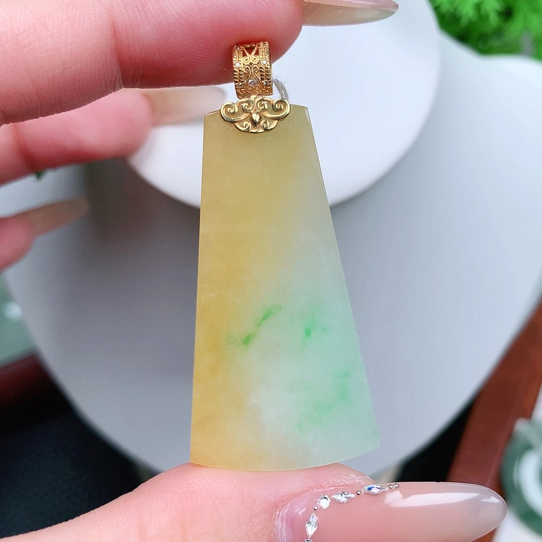 翡翠18K金镶嵌颈饰无事牌