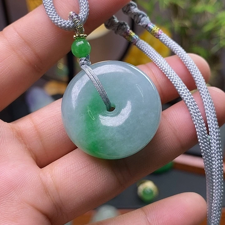 翡翠未镶嵌吊坠(赠链)