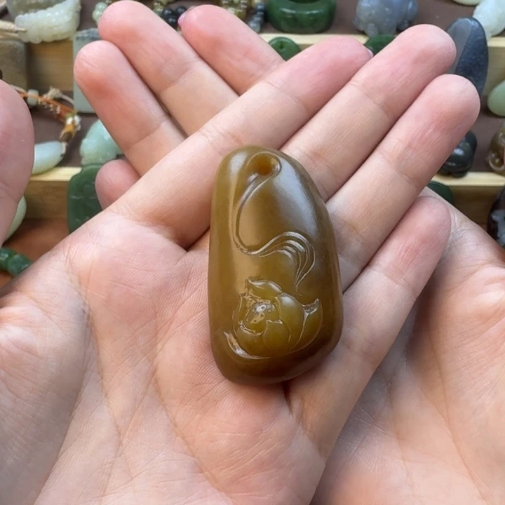 陈****颈饰未镶嵌和田玉