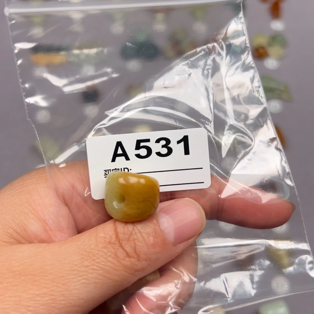 未镶嵌蛇纹石玉颈饰韭**子
