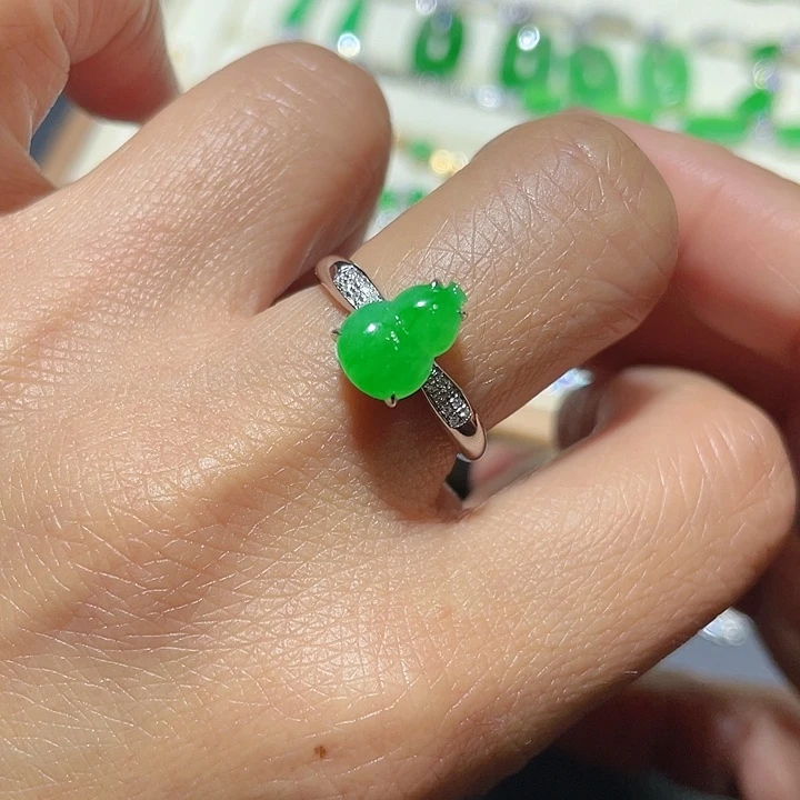 翡翠戒指18K金镶嵌绿葫芦