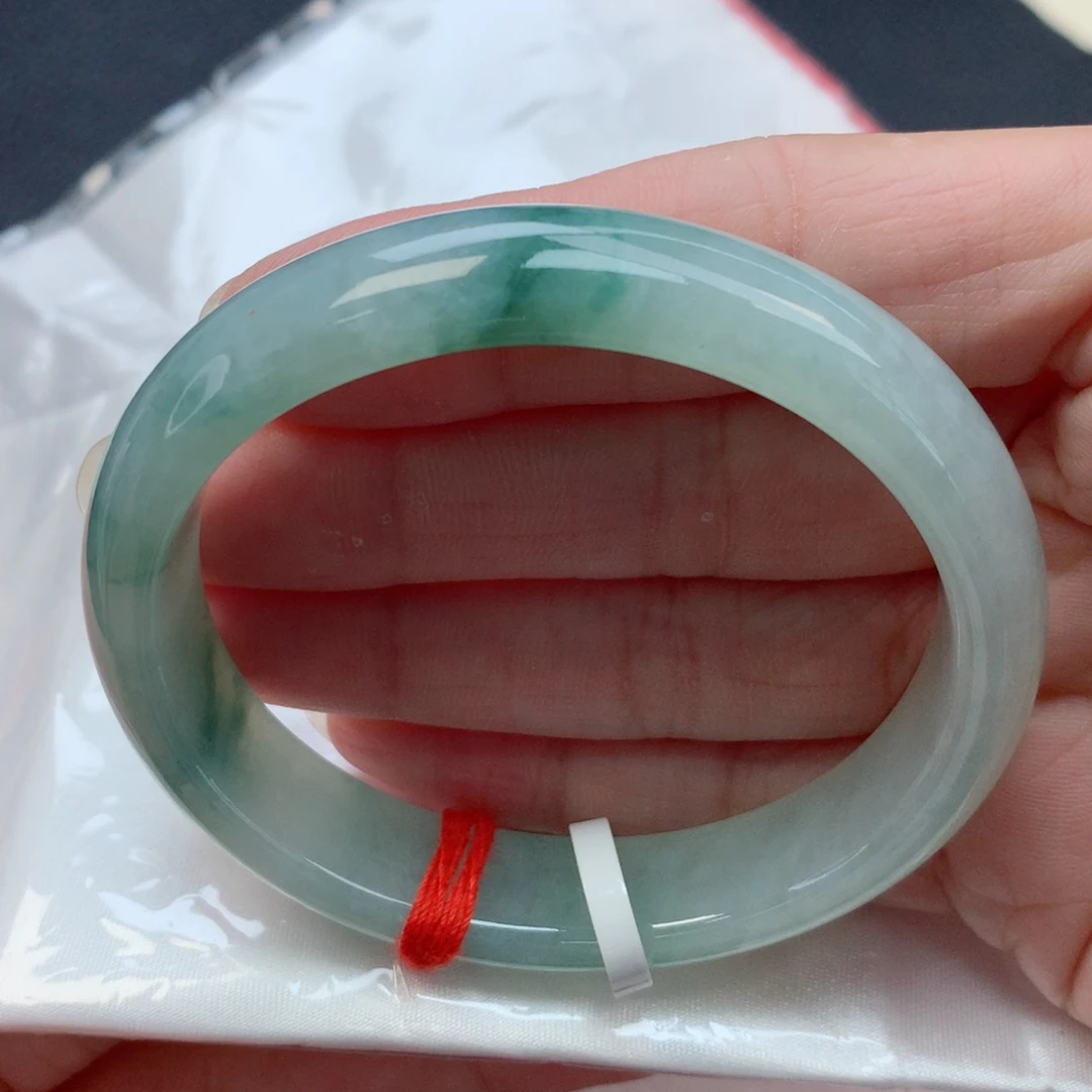 未镶嵌手镯翡翠56贵妃 绿底飘绿花