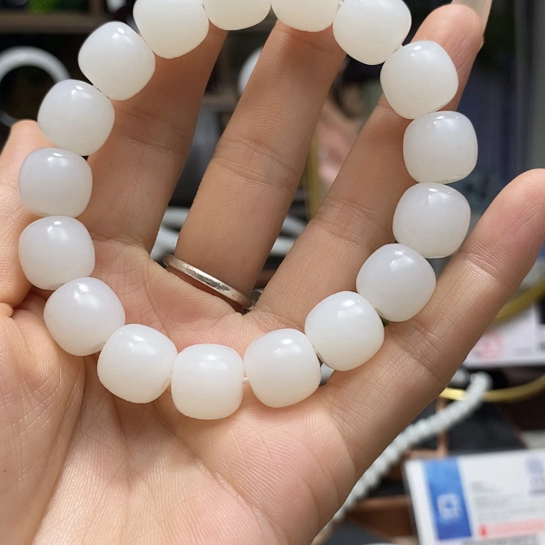 伊***年未镶嵌手链和田玉