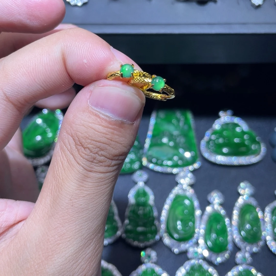 翡翠未镶嵌颈饰蛋包