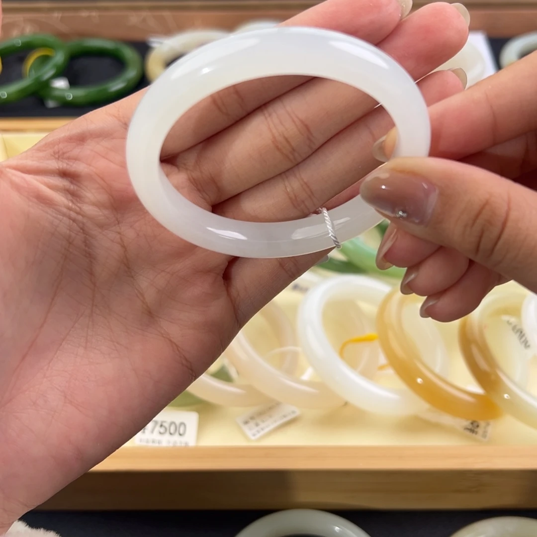 和田玉未镶嵌手镯有微瑕