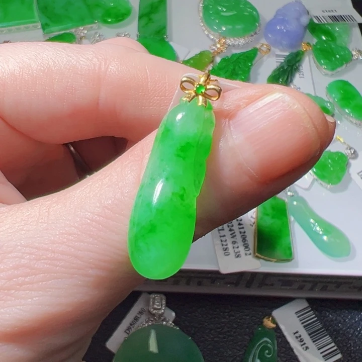 颈饰18K金镶嵌翡翠