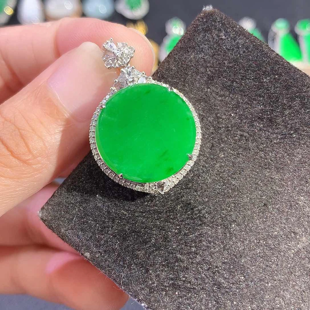 翡翠18K金镶嵌吊坠(赠链)