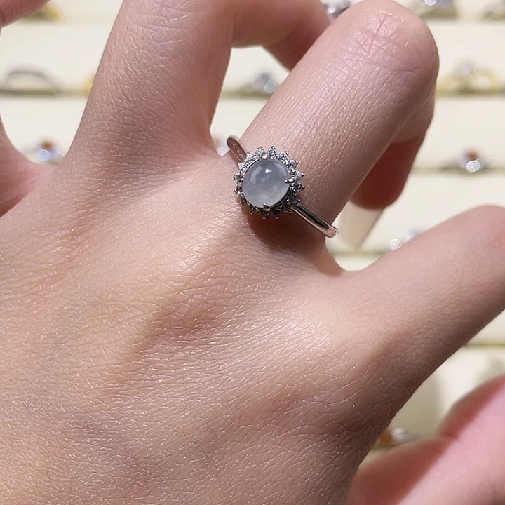 颈饰未镶嵌翡翠戒指