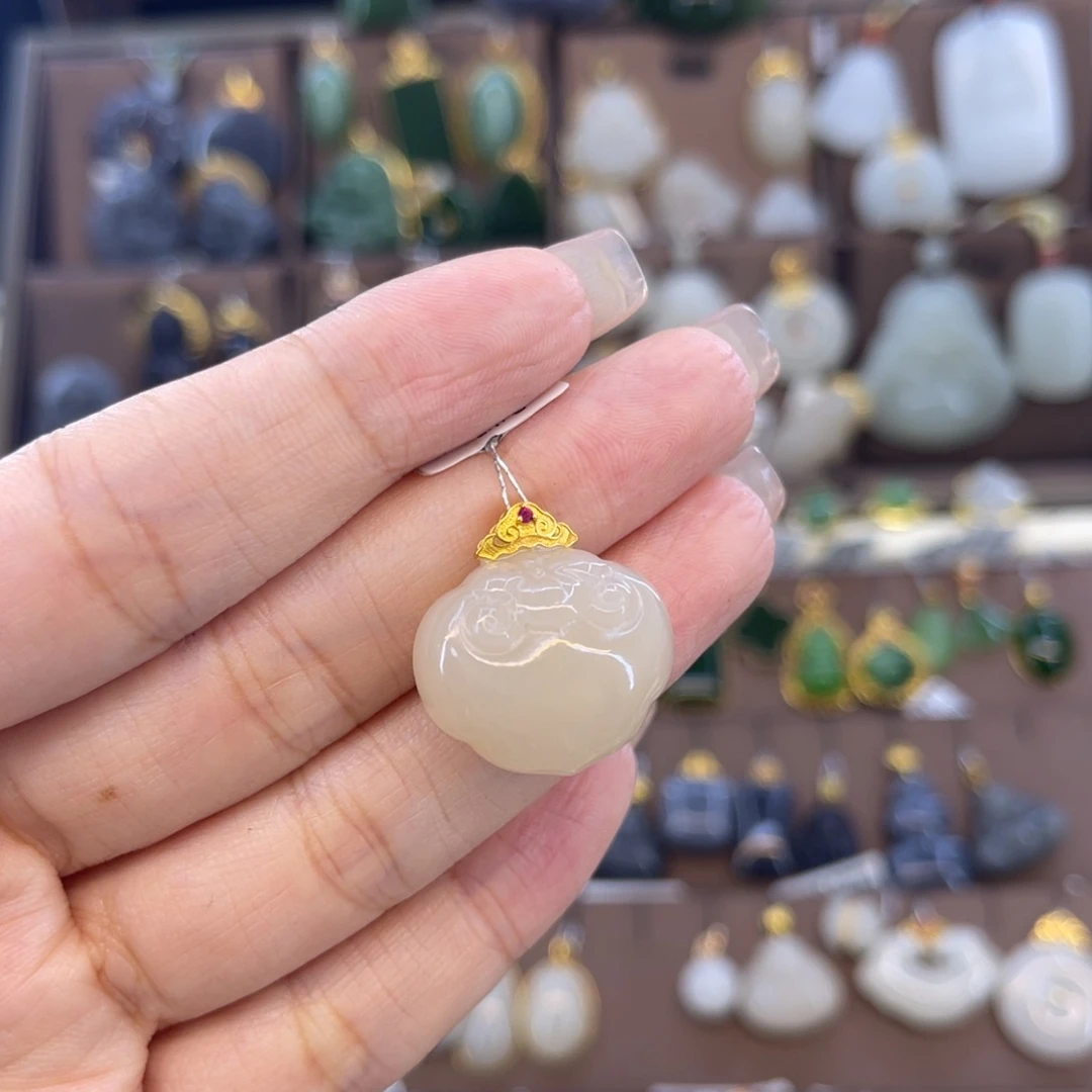 和田玉吊坠18K金镶嵌苦**?