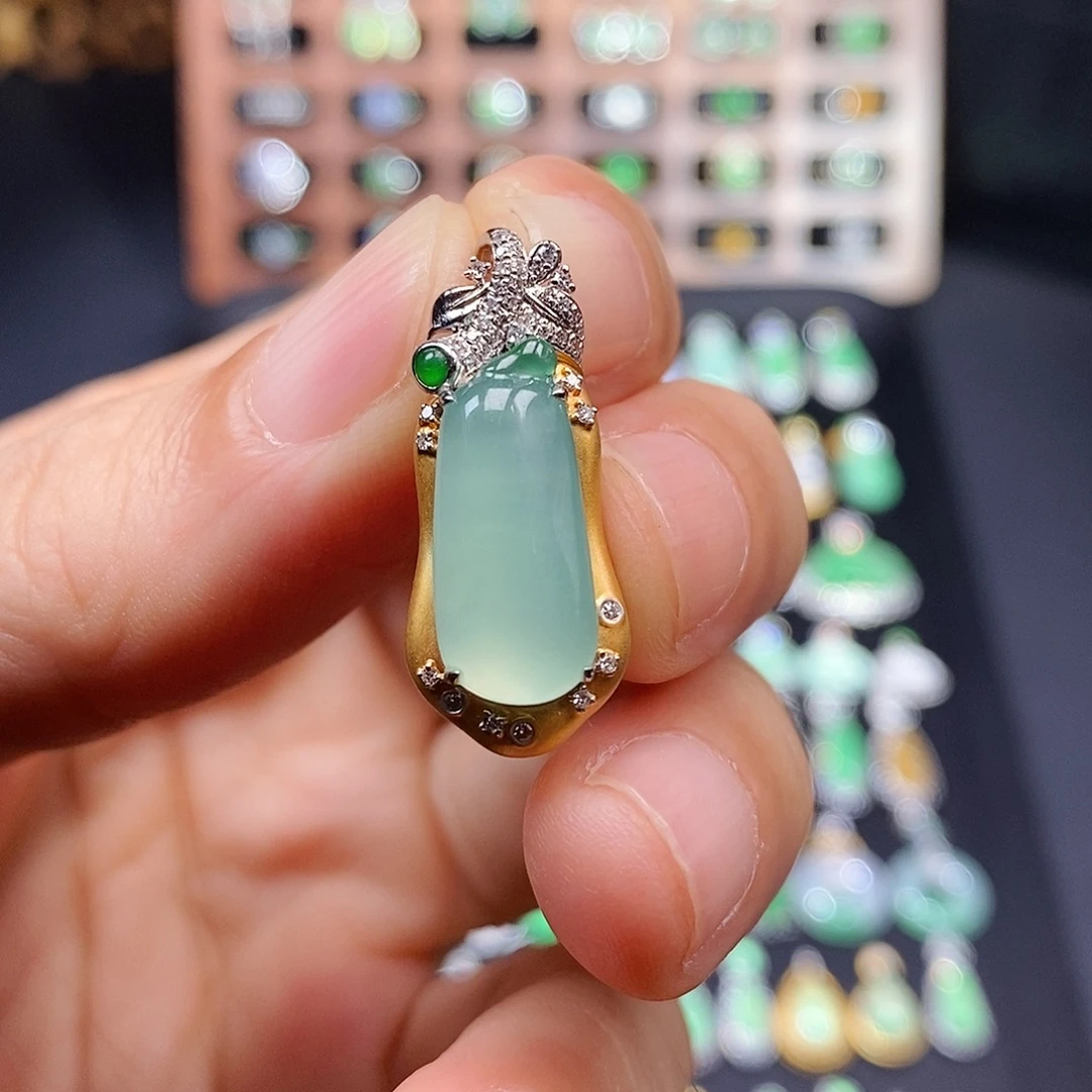 翡翠18K金镶嵌颈饰福瓜