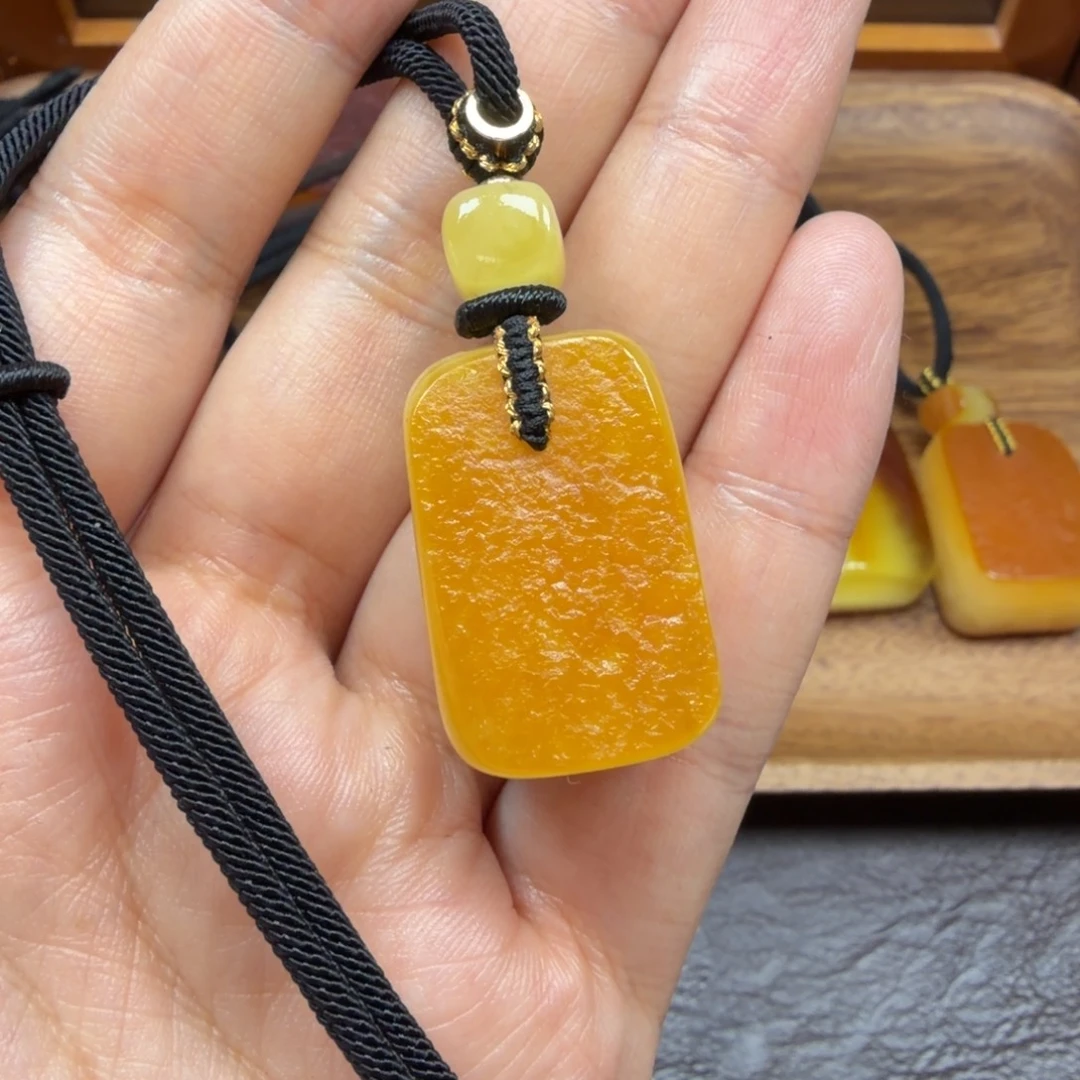 琥珀未镶嵌吊坠(赠链)