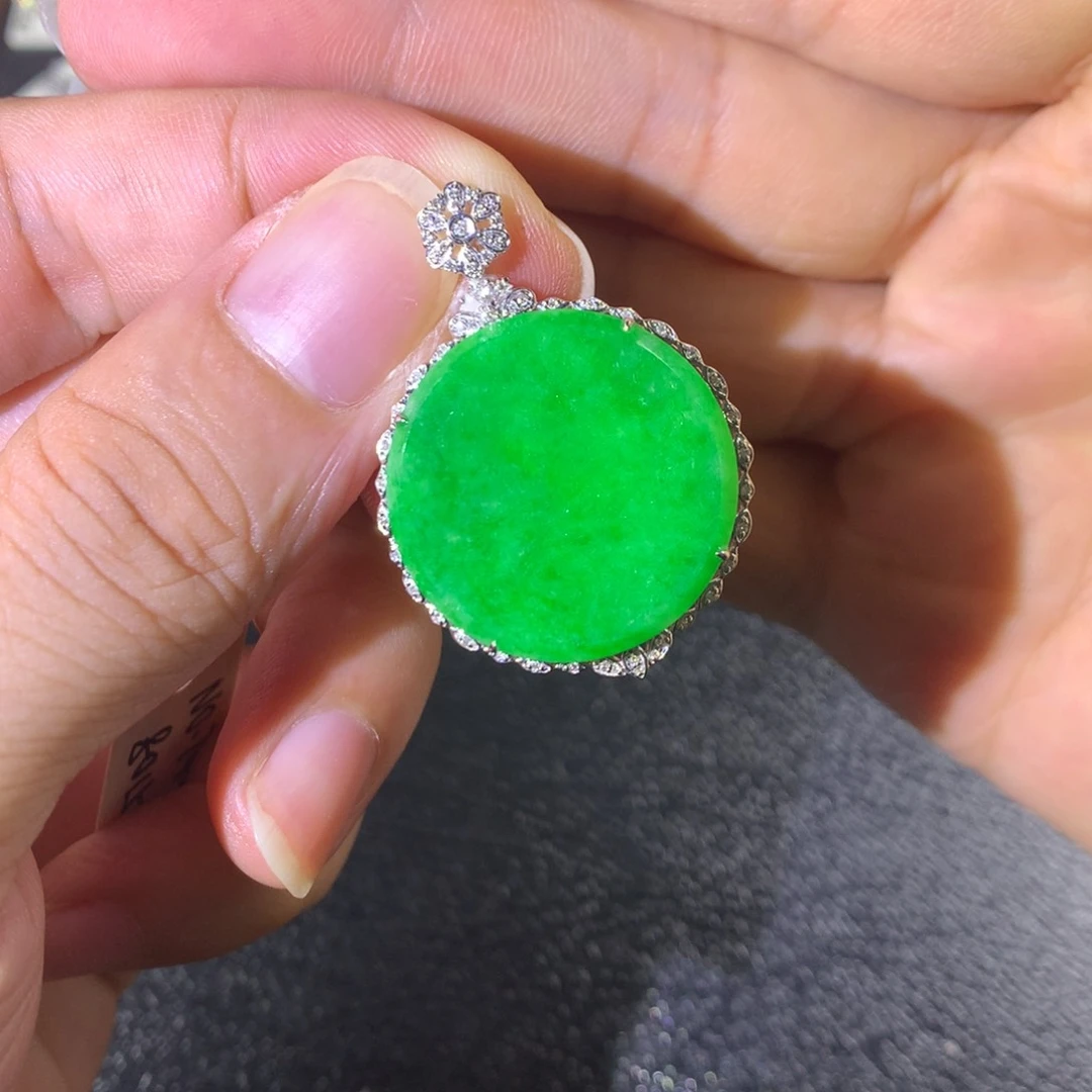 颈饰18K金镶嵌翡翠翡翠